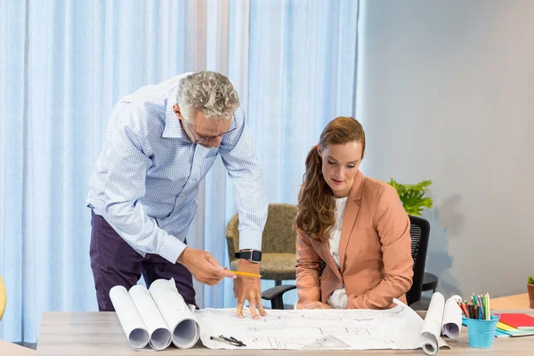 Empresaria y compañera de trabajo discutiendo el plan —  Fotos de Stock