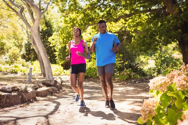 Coppia che corre insieme — Foto Stock