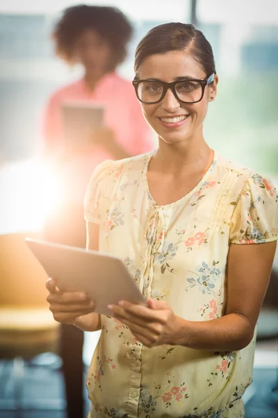 Frau mit digitalem Tablet — Stockfoto