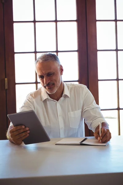 Uomo che utilizza tablet e notebook — Foto Stock