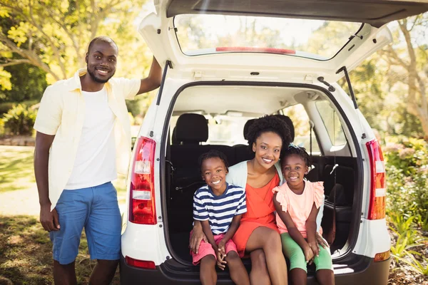 Famiglia felice in posa insieme — Foto Stock