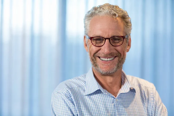 Retrato del hombre sonriendo —  Fotos de Stock