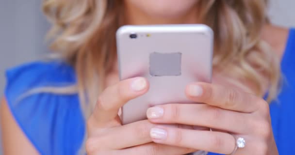 Femme blonde utilisant un smartphone — Video