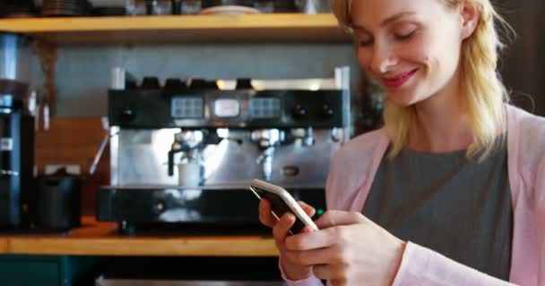 Mensajería de texto mujer en el teléfono móvil — Vídeo de stock