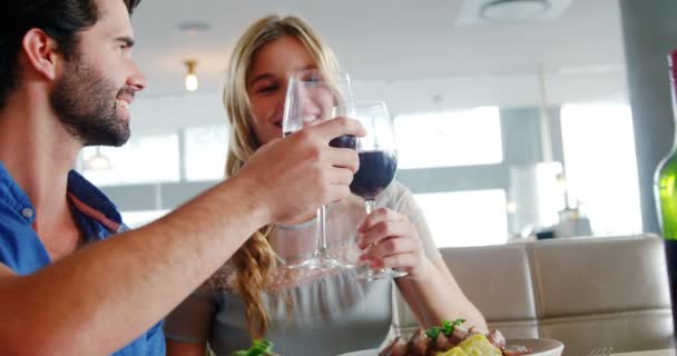 Paar prostet sich Gläser Wein zu — Stockvideo