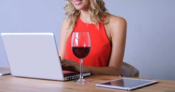 Mujer linda escribiendo en el ordenador portátil — Vídeos de Stock