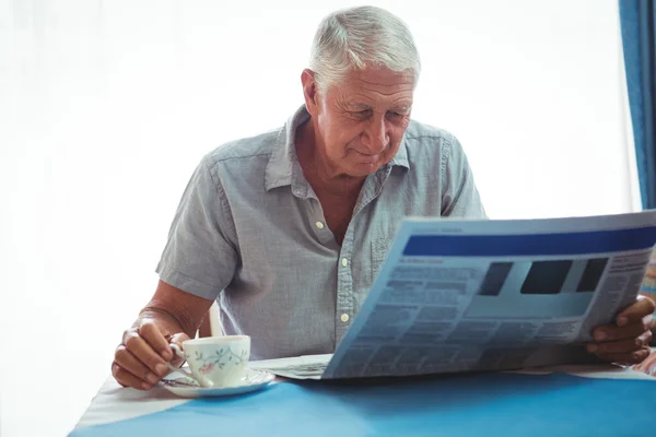 Retired man reading the news — Stock Photo, Image