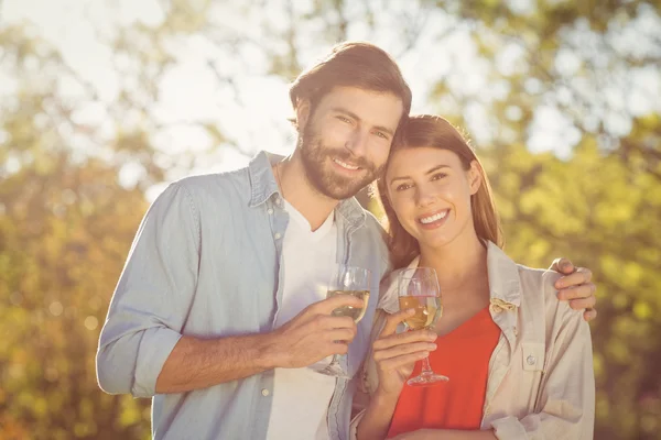 夫妇牵着杯红酒的肖像 — 图库照片