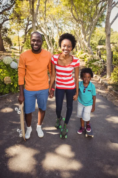 Glückliche Familie posiert zusammen — Stockfoto