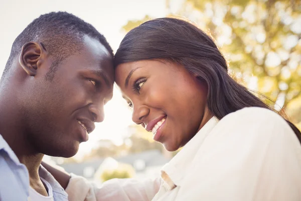 Casal feliz posando juntos — Fotografia de Stock