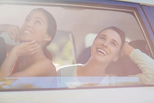 Mulheres bonitas olhando para fora da janela do carro — Fotografia de Stock
