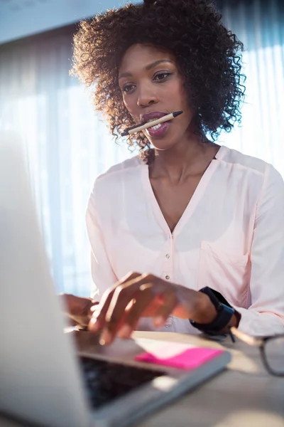 Affärskvinna att skriva på hennes dator — Stockfoto