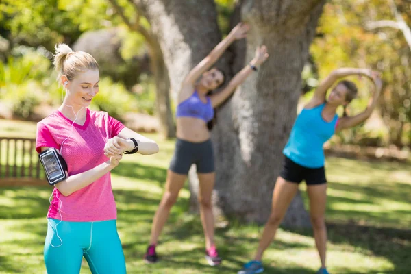 Fit mujeres calentando de pie — Foto de Stock