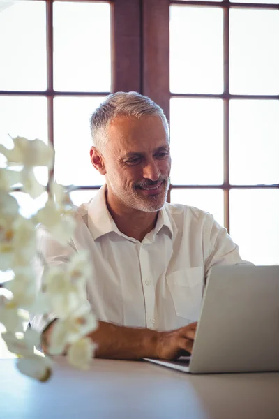 Man som använder en bärbar dator — Stockfoto