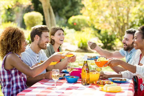 Friends having breakfast together — Stock Photo, Image