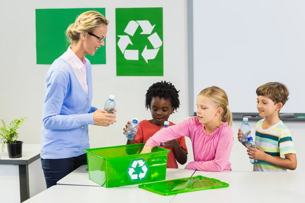 Teacher and kids discussing about recycle — Stock Photo, Image