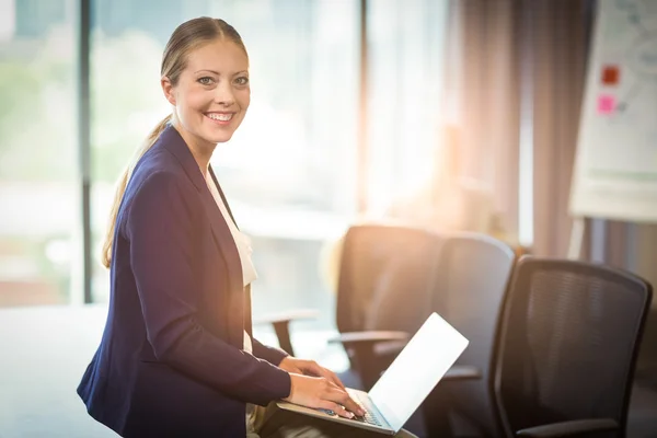 Femme d'affaires utilisant un ordinateur portable — Photo