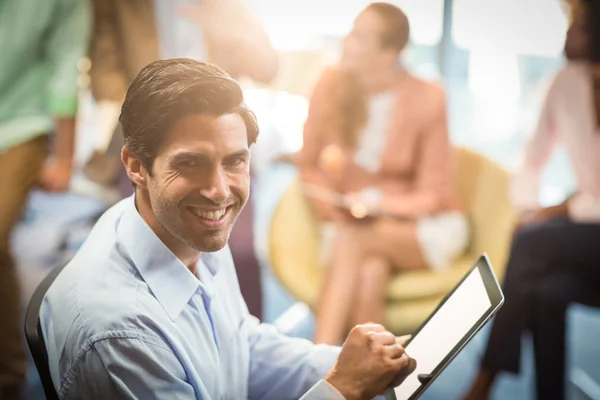 Geschäftsmann mit digitalem Tablet — Stockfoto