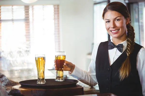 Camarera sosteniendo una cerveza — Foto de Stock