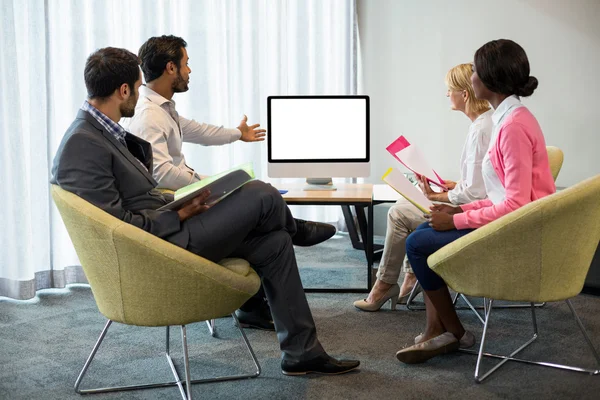 Business folk tittar på en skärm under en videokonferens — Stockfoto