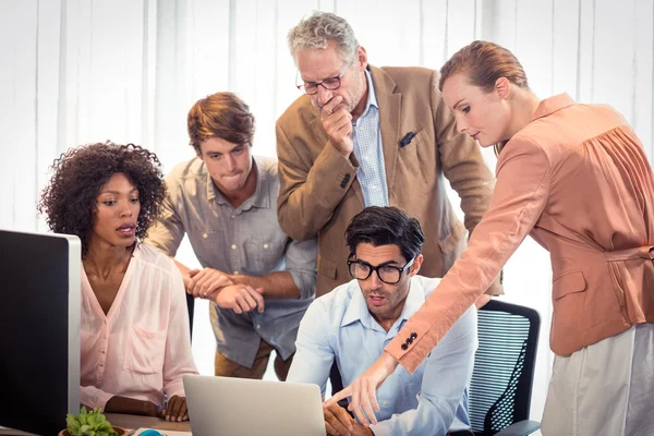 Gente de negocios discutiendo sobre portátil — Foto de Stock