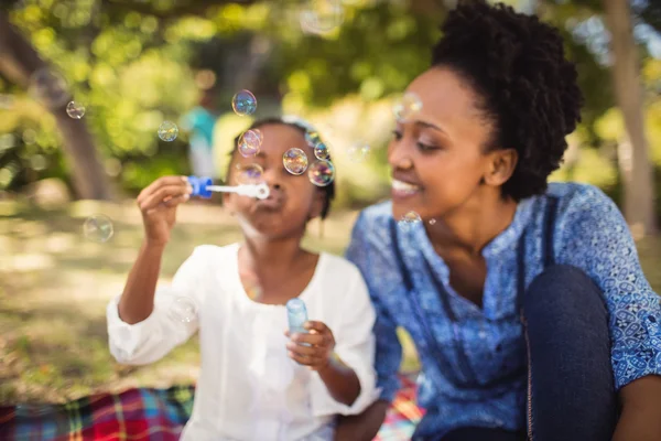 Família feliz se divertindo — Fotografia de Stock