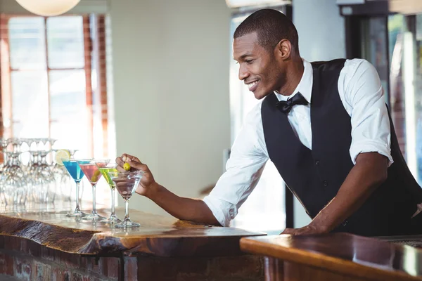 Cocktail di guarnitura barista con oliva — Foto Stock