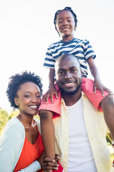 Glückliche Familie posiert zusammen — Stockfoto