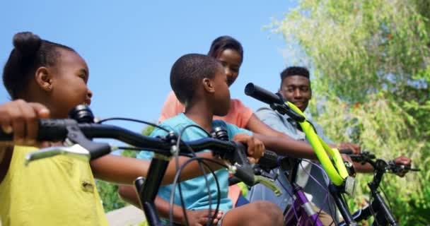 Familia sonriendo en sus bicicletas — Vídeos de Stock