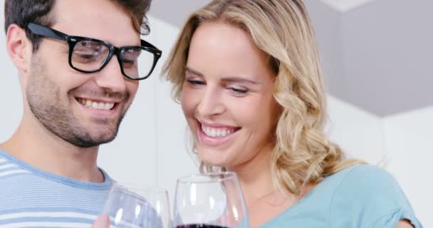 Пара ділиться келихами вина — стокове відео