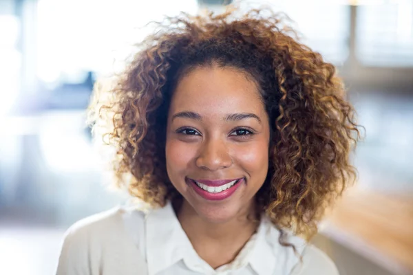 Mujer sonriente con el pelo rizado — Foto de Stock