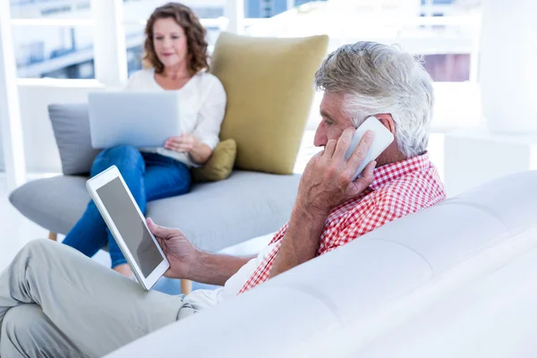 Volwassen man praten over telefoon — Stockfoto