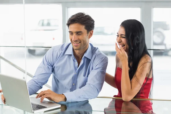 Couple heureux en utilisant un ordinateur portable dans un café — Photo