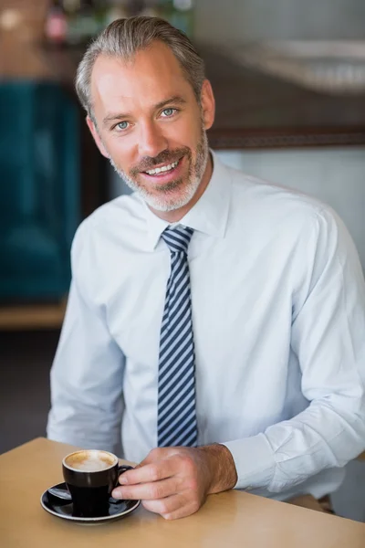 Porträt eines lächelnden Mannes bei einer Tasse Kaffee — Stockfoto