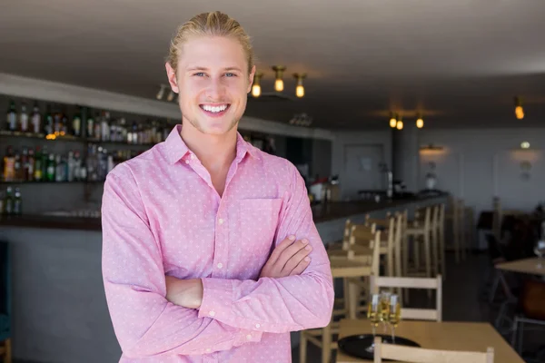 Portrét vedoucího restaurace s rukama zkříženýma — Stock fotografie