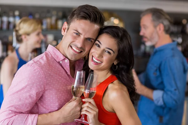 Casal abraçando uns aos outros enquanto bebe vinho — Fotografia de Stock