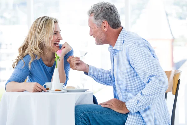 Feliz casal maduro ter comida — Fotografia de Stock