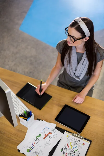 Businesswoman working on graphics tablet — Stock Photo, Image