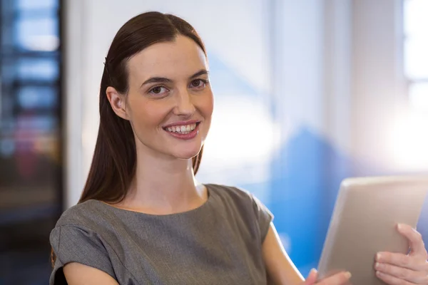 Junge Geschäftsfrau nutzt digitales Tablet im Büro — Stockfoto