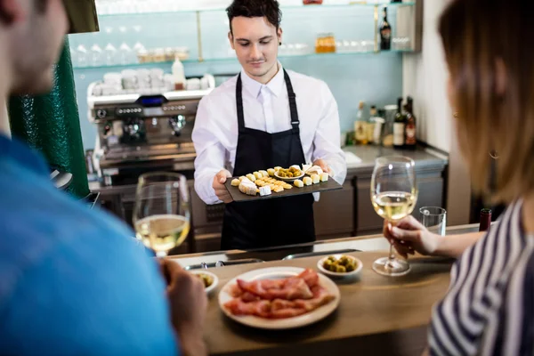Bartender som serverar mat — Stockfoto