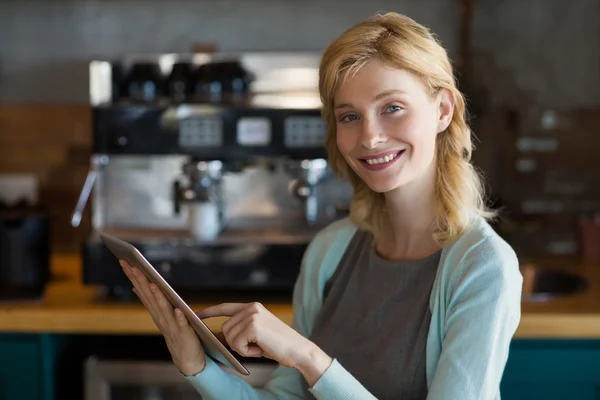 Vacker kvinna med digital tablet — Stockfoto