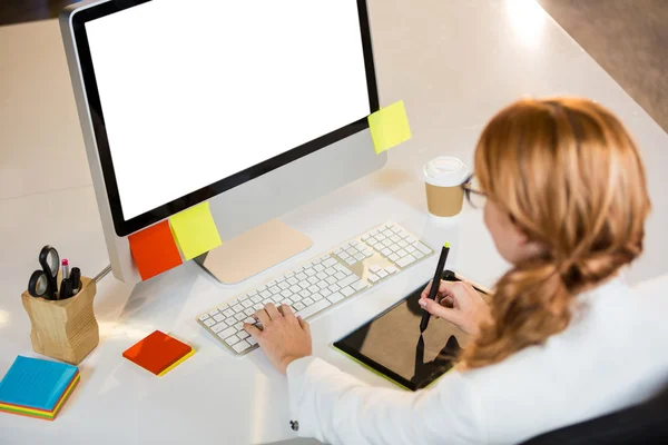 Empresária que trabalha na secretária do computador — Fotografia de Stock