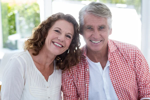 Pareja madura sonriente en restaurante — Foto de Stock