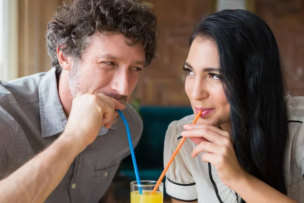 Pareja tomando jugo en la cafetería — Foto de Stock