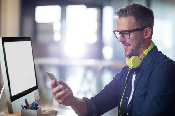 Mann schaut aufs Handy — Stockfoto