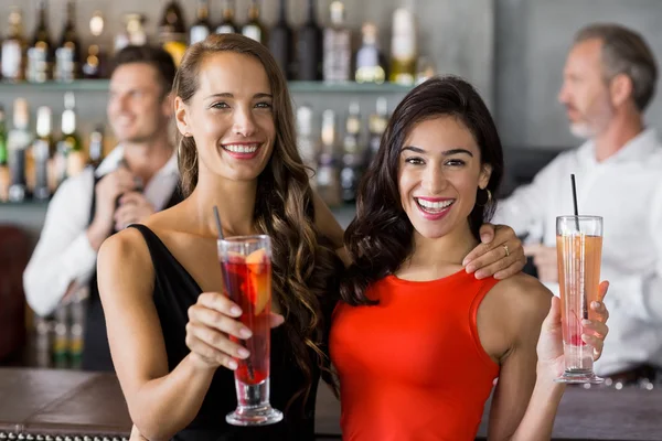 Twee mooie vrouwen houden cocktailglas — Stockfoto