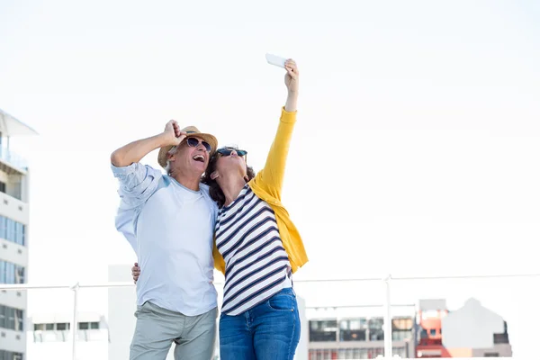 Älteres Paar macht Selfie — Stockfoto