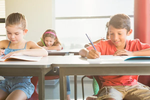 Écoliers faisant leurs devoirs en classe — Photo