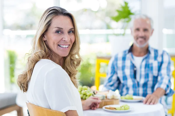 Femme heureuse avec homme au restaurant — Photo