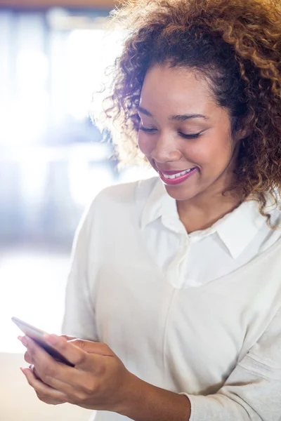 Kvinna med mobiltelefon — Stockfoto